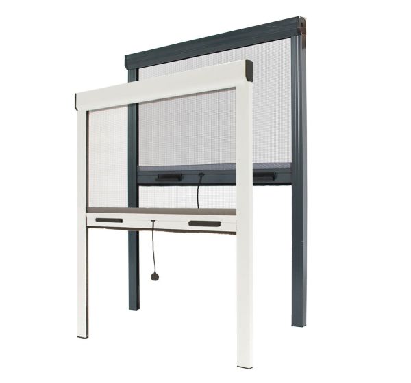 Le coffre, les coulisses et la barre poignée sont sur ce modèle de store moustiquaire enroulable déclinés en aluminium laqué blanc ou gris anthracite. Les embouts de coffre, de coulisse, les poignées et la tirette sont noires. Coffre, Coulisses et traverses sont munies de joints brosse garants de l’étanchéité.