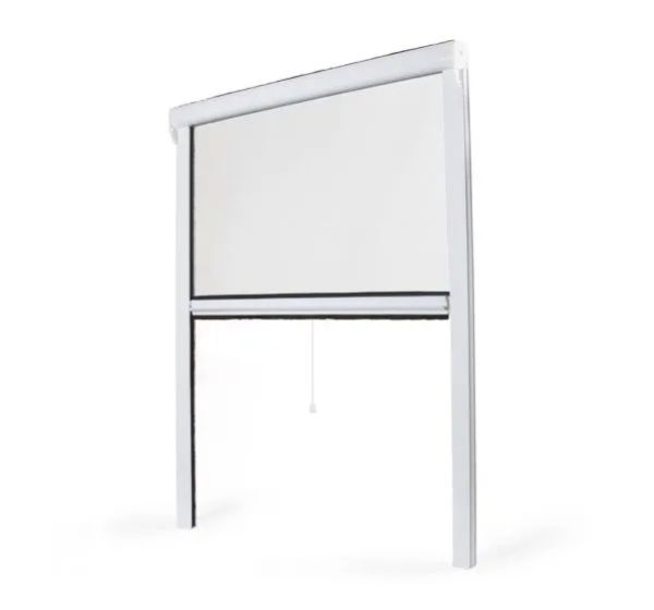 Le coffre, les coulisses et la barre poignée sont sur ce modèle de Store Moustiquaire Enroulable déclinés en PVC.